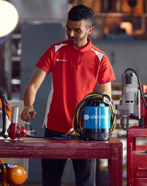 Photo d'un employé travaillant dans un atelier de l'une des succursales Simplex, une entreprise de location d'outils et d'équipements.