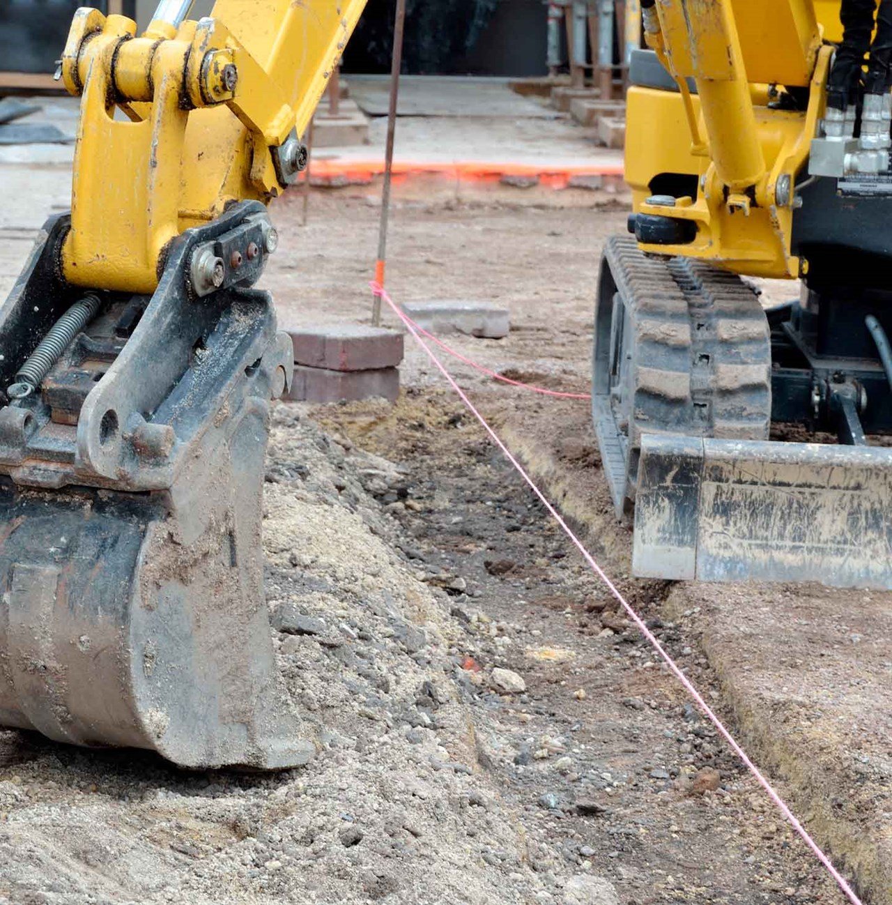 Excavatrice jaune sur un chantier de démolition.